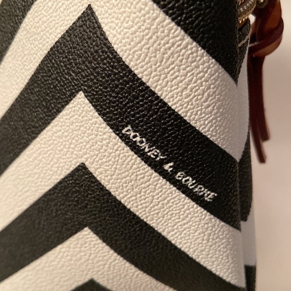 Dooney & Bourke Satchel Cross Body Black & White Chevron Zigzag Stripe Bag - Picture 9 of 9